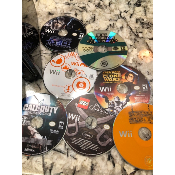 Wii console and games - Picture 2 of 4